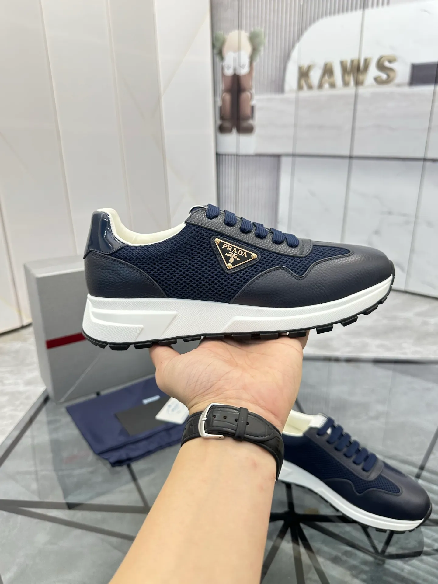 Men's shoes: 💰P600¥ High-end top quality Product trademark: Prada *"Prada*" low-top casual shoes Regular size: 38-45 (can be customized to 46) Product materials: imported first-layer cowhide stitching original material on the upper, water-dyed cowhide lining, cowhide foot pads, original outsole. No.: 001